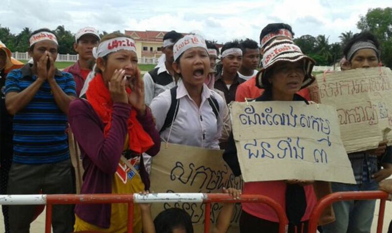 ពលរដ្ឋ​ខេត្ត​កោះកុង ប្រមូល​ផ្ដុំ​គ្នា​តវ៉ា​​ទាមទារ​ឲ្យ​តុលាការ​ខេត្ត​នេះ ដោះលែង​យុវជន​ការពារ​បរិស្ថាន ៣​នាក់​ពី​ពន្ធនាគារ កាល​ពី​ព្រឹក​ថ្ងៃ​ទី​២៥ ខែ​សីហា ឆ្នាំ​២០១៥។
