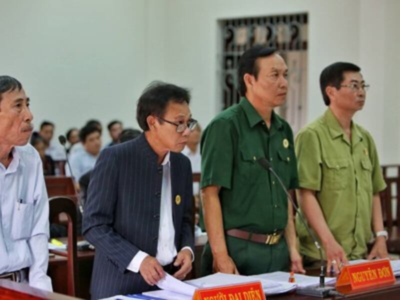 Đại diện phía nguyên đơn (LS. Phạm Công Út) tại một phiên tòa. 
