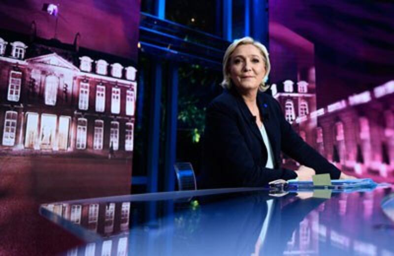 Ứng cử viên bầu cử tổng thống Pháp, bà Marine Le Pen trên kênh truyền hình Pháp TF1 ngày 25 tháng 4 năm 2017. 