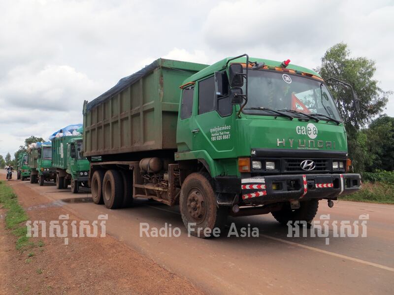 ឡាន​ដឹក​សំរាម​​ចេញ​ពី​ក្រុង​សៀមរាប ត្រូវ​កក​ស្ទះ​​នៅ​លើ​ផ្លូវ​​ជាតិ​លេខ​៦ ដោយសារ​តែ​អ្នក​ភូមិ​បិទ​ផ្លូវ​មិន​ឱ្យ​ចូល​ទៅ​ចាក់​សំរាម នៅ​ឃុំ​ត្រពាំងធំ ស្រុក​ប្រាសាទបាគង។ រូបថត​ថ្ងៃ​ទី​២៩ សីហា ឆ្នាំ​២០១៧។ RFA/Hang Savyouth