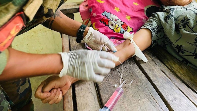 ရွေ့လျားဆေးကုသအဖွဲ့ (Mobile Clinic) မှ ဆေးကုသပေးနေသည်ကို ၂၀၂၅ ခုနှစ်၊ မတ်လ ၈ ရက်နေ့တွင် တွေ့ရစဉ်။ (ဓာတ်ပုံ - ရွေ့လျားဆေးကုသအဖွဲ့)