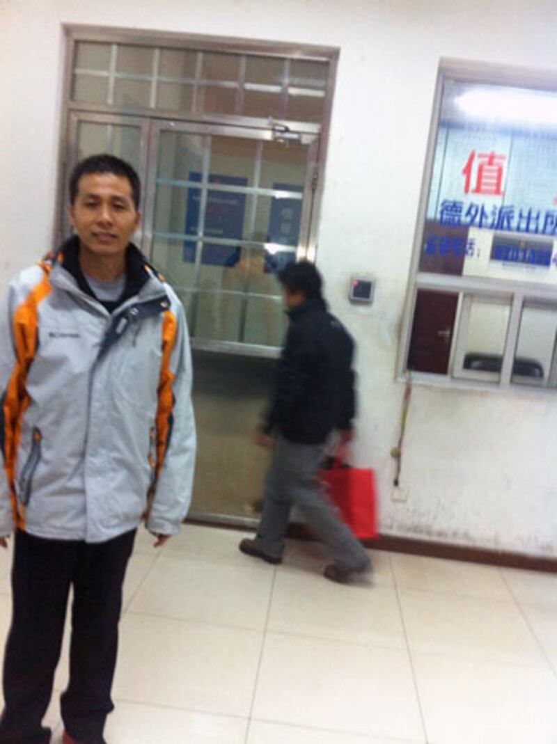 2013年1月28日，朱瑞峰在北京的德外派出所，被重慶警方詢問了接近7小時才獲釋。（朱瑞峰提供）