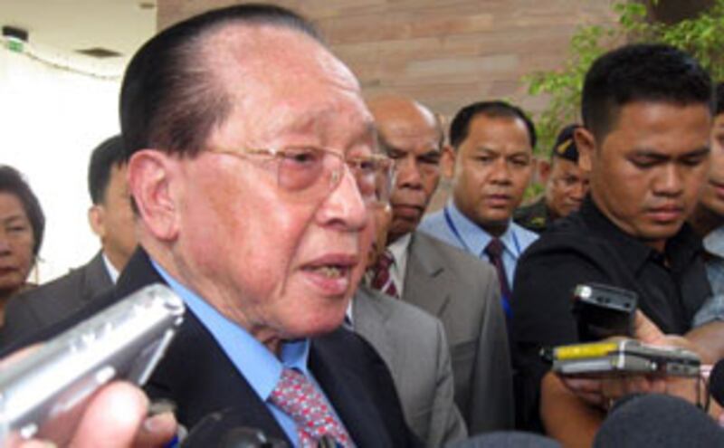 ឧបនាយករដ្ឋមន្ត្រី និងជារដ្ឋមន្ត្រីក្រសួងការបរទេស លោក ហោ ណាំហុង ធ្វើសន្និសីទកាសែតនៅអាកាសយានដ្ឋានអន្តរជាតិភ្នំពេញ ក្រោយត្រឡប់ពីទីក្រុងឡាអេ នៅថ្ងៃទី២២ ខែមេសា ឆ្នាំ២០១៣។