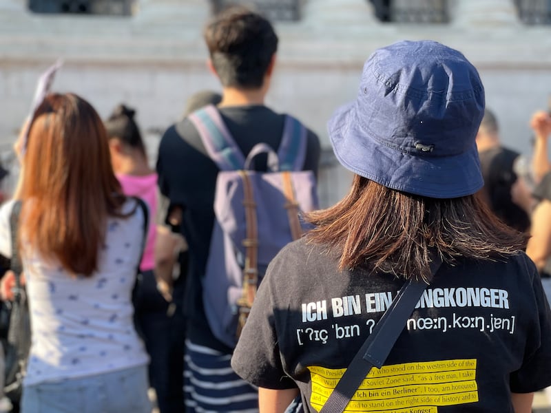 大批港人支持中國留學生舉辦的六四紀念活動。(呂熙攝)