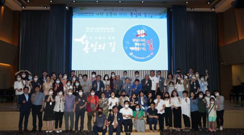 10주년 행사 마치고 센터직원 그리고 탈북자들과 찍은 기념사진. 