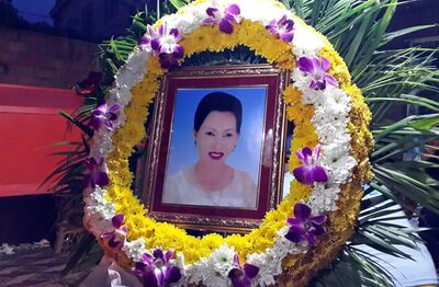 សាកសព​ស្ត្រី​អ្នក​លក់​បាយ រង​គ្រោះ​ដោយ​គ្រាប់​កាំភ្លើង​ក្នុង​ពេល​សមត្ថកិច្ច​បង្ក្រាប​បាតុករ​រោងចក្រ អែស.អិល (SL) នៅ​ខាង​មុខ​វត្ត​ស្ទឹងមានជ័យ កាល​ពី​ព្រឹក​ថ្ងៃ​ទី​១២ វិច្ឆិកា ឆ្នាំ​២០១៣។