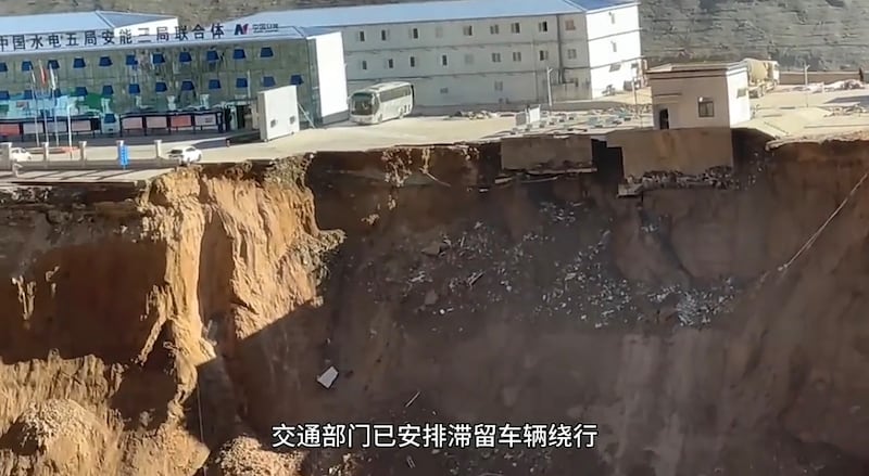 ཁམས་འབའ་ཐང་རྫོང་དུ་རི་ཉིལ་བ་ནི་རང་བྱུང་ཁོར་ཡུག་ལ་གཏོར་སྐྱོན་ལས་བྱུང་བ་བརྗོད་མཁན་འདུག