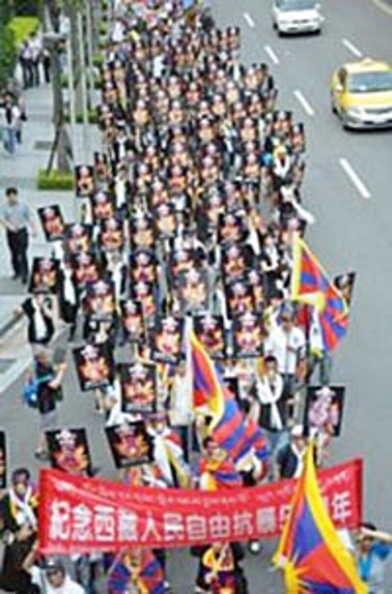 台灣約有千五人參加西藏抗暴54週年活動，其中逾百名遊行人士手持110位自焚藏人照片。（照片來自藏人行政中央網站）