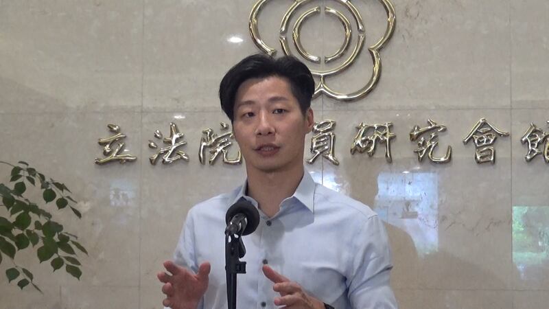 闪灵乐团主唱，也是现任无党籍立法委员的林昶佐。（记者夏小华摄）