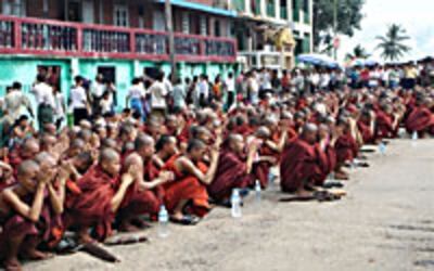 monks_praying_200px.jpg