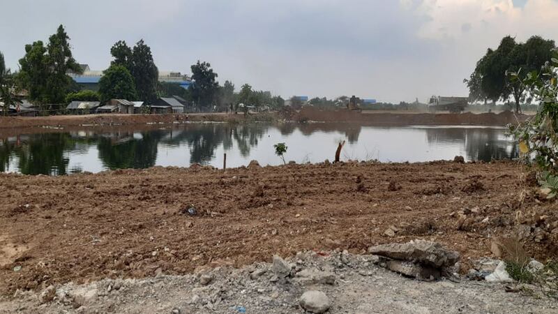 ទិដ្ឋភាព​​រថយន្ត​​កំពុង​ដឹក​ដី​ចាក់​លុប​​ស្រះ​ទឹក​ នៅ​ភូមិ​ផ្សារ​កណ្ដាល សង្កាត់​ផ្សារ​កណ្ដាល ក្រុង​ប៉ោយប៉ែត ខេត្ត​បន្ទាយមានជ័យ ដែលផ្ទះ​ពលរដ្ឋ​នៅ​ជិត​នោះ​ជា​ច្រើន​ខ្នងត្រូវទឹក​លិចចូល។