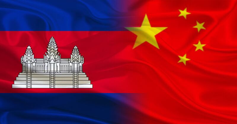 រូបទង់ជាតិនៃប្រទេសកម្ពុជា និងប្រទេសចិន។