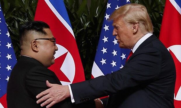 지난 2018년 6월 12일 싱가포르의 센토사 섬에서 회동한 도널드 트럼프 미국 대통령(오른쪽)과 김정은 북한 국무위원장.