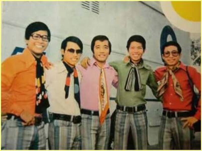 Ban Nhạc Phượng Hoàng: Những người trụ cột (đã mất): Lê Hựu Hà (đầu hàng, trái qua) và Nguyễn Trung Cang (thứ hai, phải qua)
