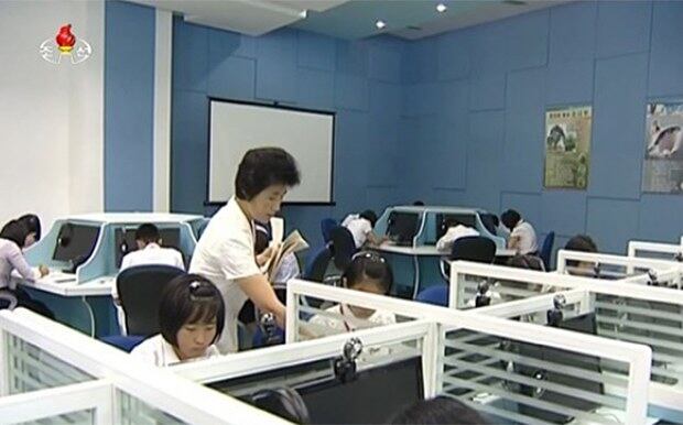 북한의 제1중학교와 외국어학원 등 영재학교 학생들이 참가하는 속독경연 대회 모습.