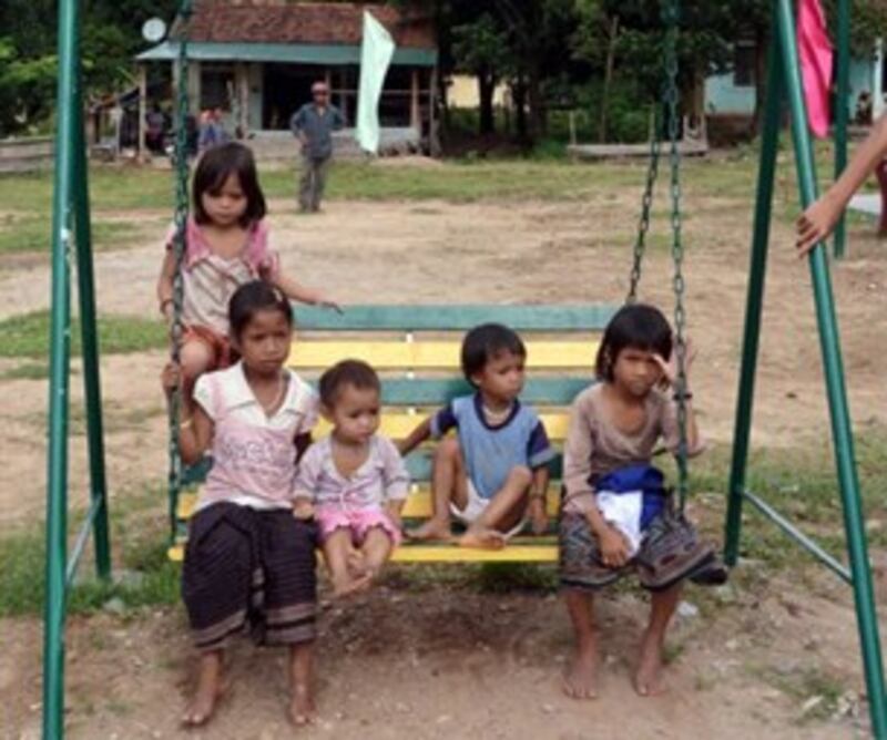 Trẻ em Việt Nam chơi trong sân trường mẫu giáo được xây dựng với kinh phí từ Peace Trees Việt Nam tại tỉnh Quảng Trị hôm 10/9/2010