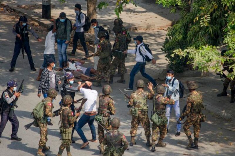 ၂၀၂၁ ဖေဖော်ဝါရီလက ရန်ကုန်မြို့တွင်ပြုလုပ်သည့် စစ်အာဏာရှင်ဆန့်ကျင်ရေး ဆန္ဒပြပွဲတစ်ခုကို ဖြိုခွင်းနေသော စစ်ကောင်စီတပ်ဖွဲ့ဝင်များ။ (Photo : AFP)