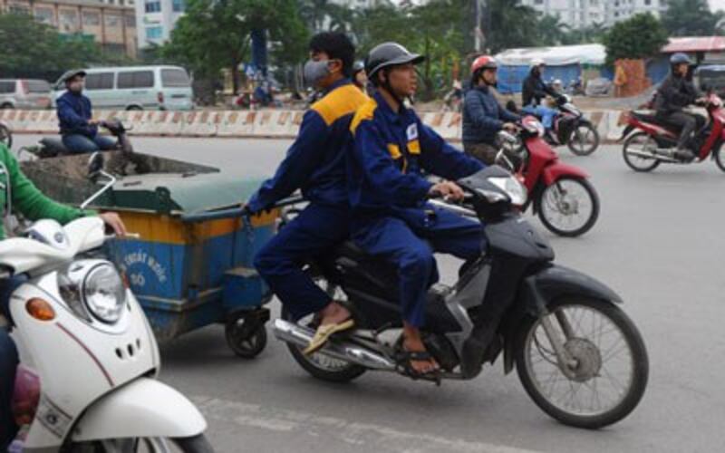 Công việc hàng ngày của người lao động nghèo VN. AFP photo