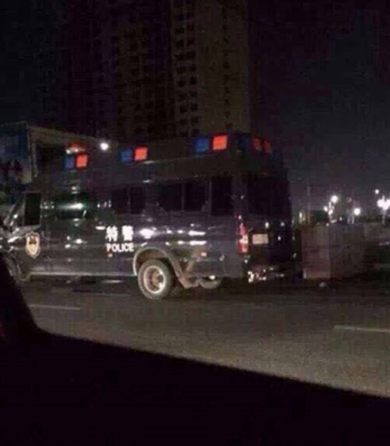 2015年4月2日，現場也不斷有大型警車召喚到場。(村民攝)