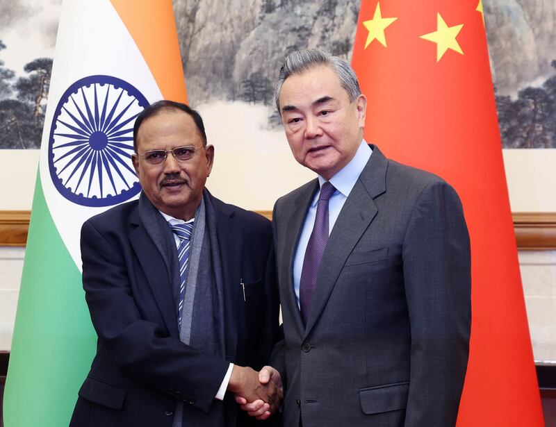 ھىندىستان دۆلەت بىخەتەرلىك مەسلىھەتچىسى ئاجىت دوۋال (Ajit Doval) خىتاينىڭ دىپلوماتىيە مىنىستىرى ۋاڭ يى بىلەن كۆرۈشتى. 2024-يىلى 18-دېكابىر، بېيجىڭ.