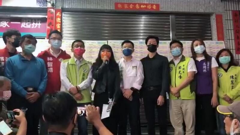 台湾高雄市议员黄捷反罢免成功感谢支持者。(截图自黄捷脸书)