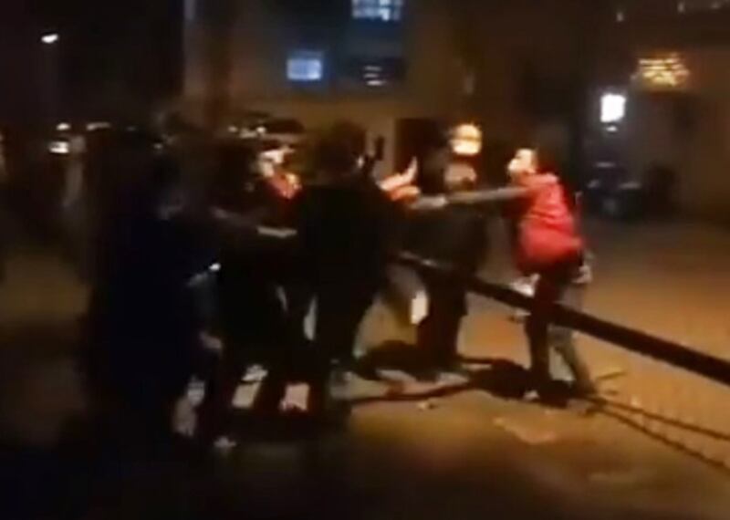 鋼都花園居民走出家外跟管委會人員理論，一度發生推撞。（大陸社交平台截圖）