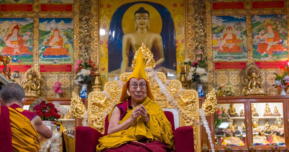 ༧གོང་ས་མཆོག་ལ་རྫོང་དཀར་ཆོས་སྡེས་བརྟན་བཞུཊ་འདེཊ་འབུལ་ཞུས་པ།