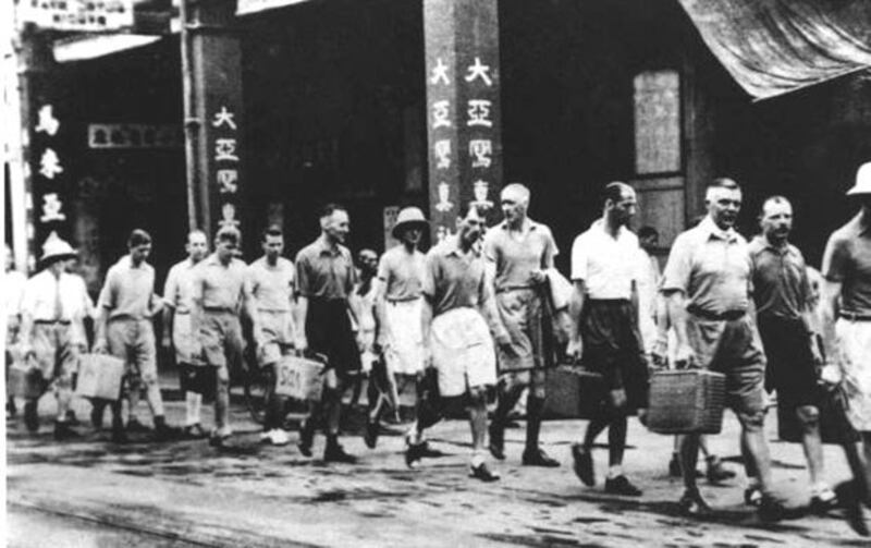 日军占领香港后，被迫前往拘押地点的欧裔香港居民。（维基百科）