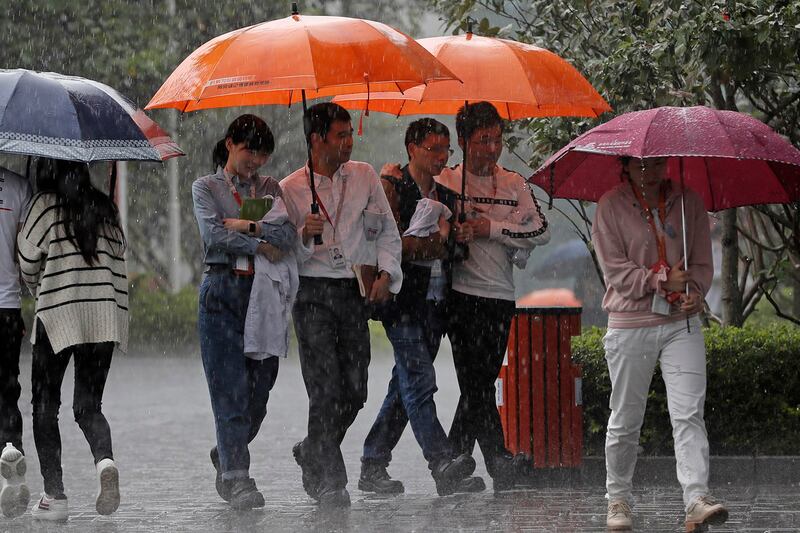 中国东莞的大气层挟带微塑料成分，微塑料随雨而下，渗入水源当中。（美联社）