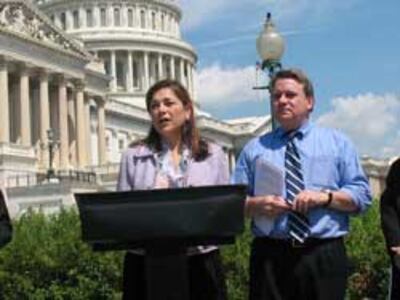 Dân biểu Loretta Sanchez (T) và dân biểu Chris Smith tại buổi họp báo ở Quốc Hội Mỹ hôm 22/7/2010. RFA photo/Quỳnh Như
