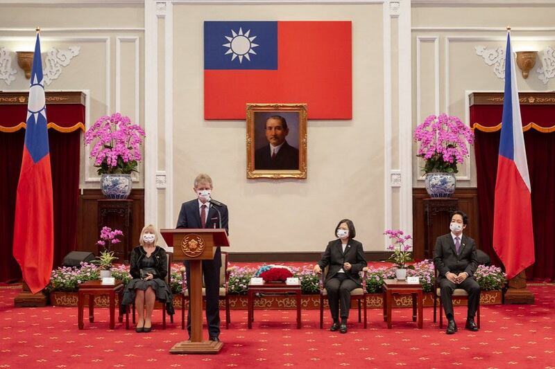 蔡英文总统3日接见捷克参议院议长维特齐(Miloš Vystrčil)访问团,并追赠勋章给已故捷克议长柯佳洛(Jaroslav Kubera)。(总统府提供)