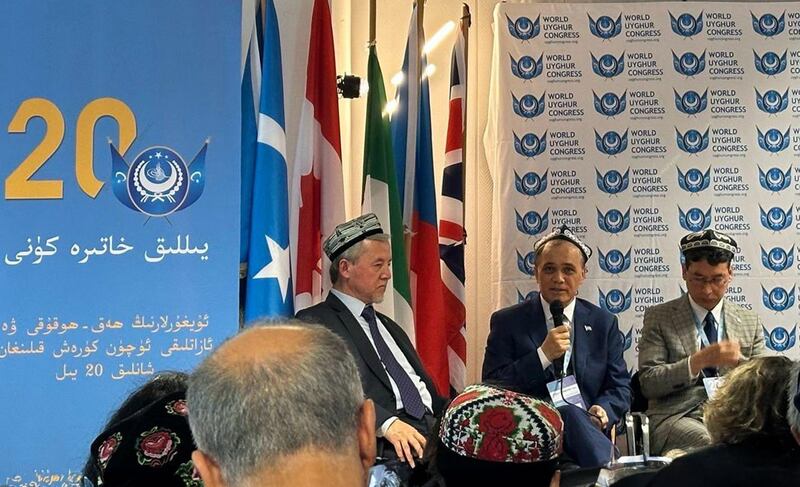 د ئۇ ق قۇرۇلغانلىقىنىڭ 20 يىللىقىنى خاتىرىلەش مۇراسىمىنىڭ ئۈچىنچى كۈنى ئۆتكۈزۈلگەن «شەرقىي تۈركىستان تەشكىلاتلىرى ئوتتۇرىسىدىكى ھەمكارلىشىش ۋە مەزكۇر دەۋانىڭ كېلەچىكى» ناملىق مەخسۇس مۇھاكىمە يىغىنىدا د ئۇ ق نىڭ باش مەسلىھەتچىسى دوكتور رىشات ئابباس ئەپەندى سۆزلىمەكتە. 2024-يىلى 5-ئاپرېل، ميۇنخېن.
