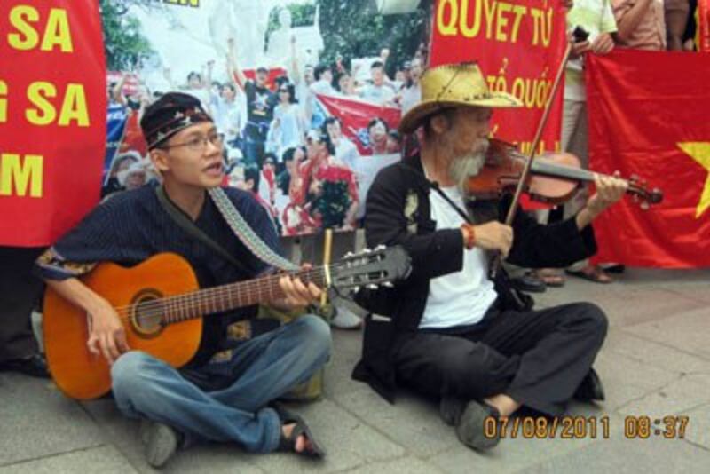 Nghệ sĩ Tạ Trí Hải trong lần biểu tình chống Trung Quốc hồi năm 2011. Citizen photo.