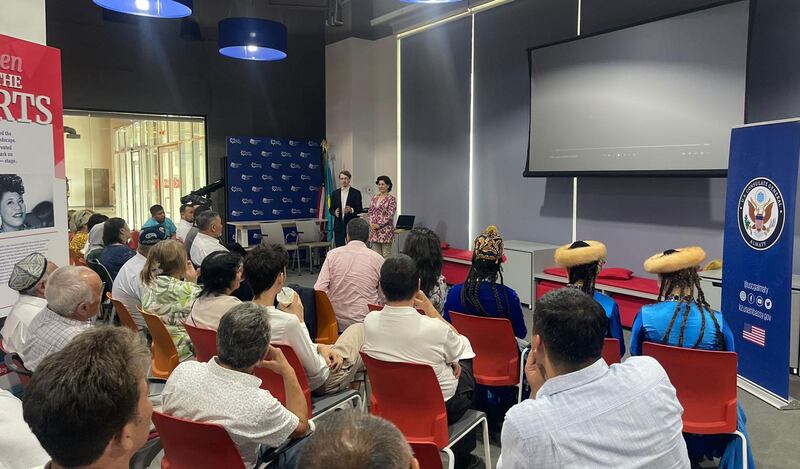 «ھەدەم نەدە؟» ناملىق ھۆججەتلىك فىلىم قازاقىستاندىكى ئۇيغۇر جامائىتىگە كۆرسىتىش مۇراسىمىدا «ئۇيغۇر ھەرىكىتى تەشكىلاتى» نىڭ رەھبىرى روشەن ئابباس خانىم سۆزلىمەكتە. 2024-يىلى 9-ئىيۇن، ئالمۇتا.