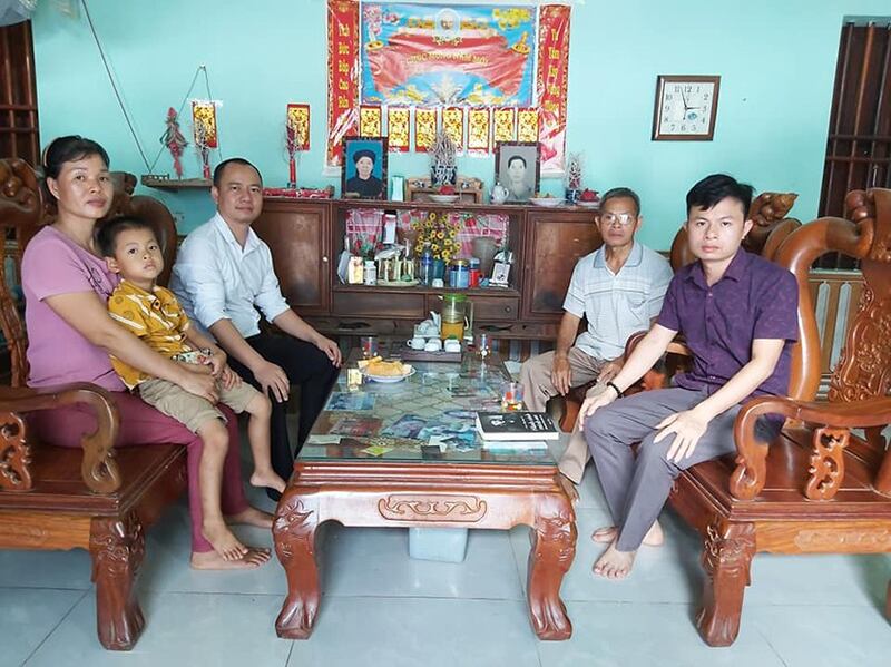 Luật sư Ngô Ngọc Trai (áo sơ mi trắng) cùng thân nhân gia đình của tử tù Đặng Văn Hiến.