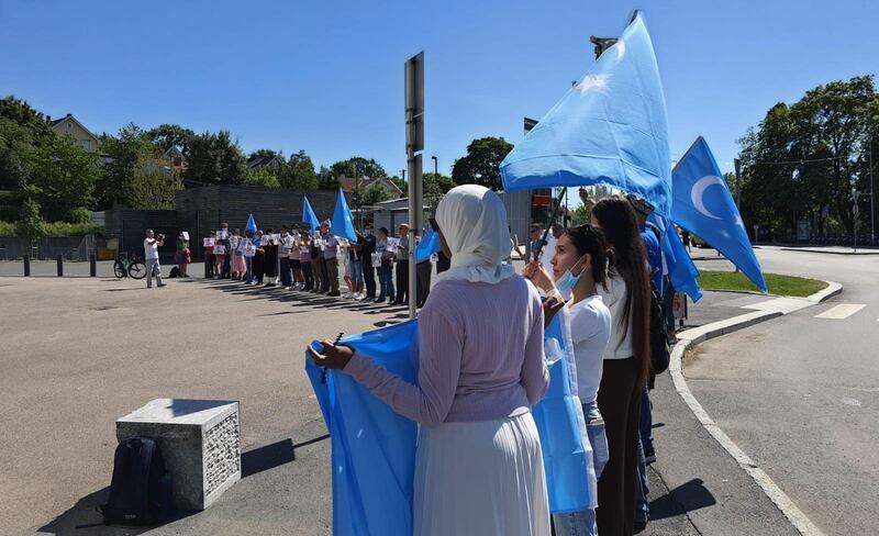 نورۋېگىيە پايتەختى ئوسلو شەھىرىدە 2022-يىللىق بېيجىڭ قىشلىق ئولىمپىك تەنھەرىكەت مۇسابىقىسىنى بايقۇت قىلىش ۋە ئۇنىڭغا نارازىلىق بىلدۈرۈش ئۈچۈن ئۆتكۈزۈلگەن نامايىشتىن كۆرۈنۈش. 2021-يىلى 23-ئىيۇن.