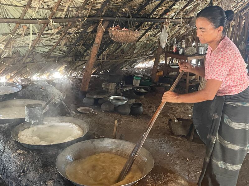ညောင်ဦးမြို့နယ်၊ ညောင်ဦး-ကျောက်ပန်းတောင်းလမ်းမပေါ်ရှိ ချောင်းရှည်ရွာက ထန်းလျှက်လုပ်ငန်းခွင် တစ်ခုကို ၂၀၂၃ ခုနှစ် ဇွန်လ ၅ ရက်နေ့က တွေ့ရစဉ်။ (Photo: RFA)
