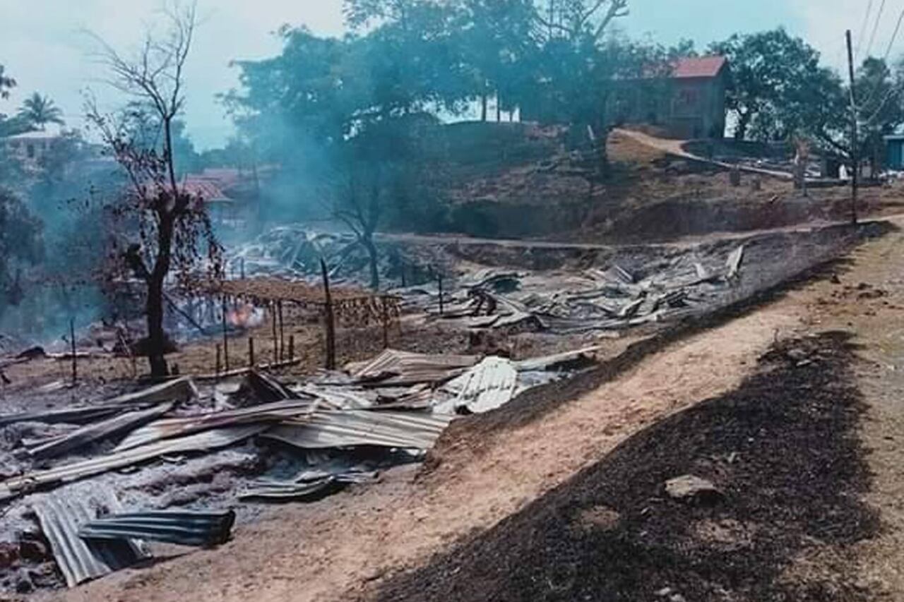 မတူပီမြို့ နယ်ရှိ မီးလောင်နေသည့် နေအိမ်များအား ၂၀၂၃ ခုနှစ်၊ ဧပြီလ ၃ ရက်နေ့က တွေ့ရစဉ်။