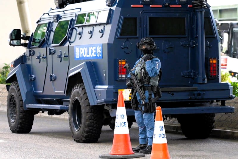 有裝甲車在西九法院大樓門外駐守。（天機攝）