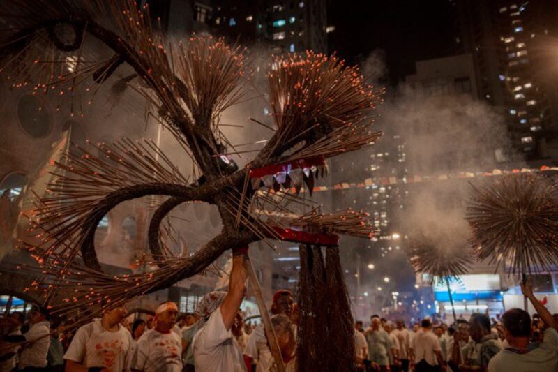 舞火龙庆中秋是香港传统习俗。中秋过后，十一临近，香港局势变化引国际关注。(法新社)