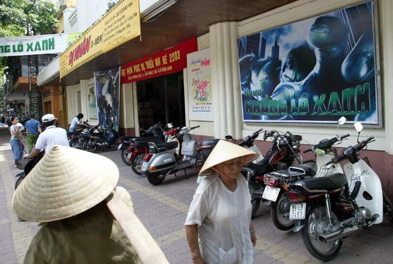 Rạp Tháng Tám ở Hà Nội hôm 19/7/2003