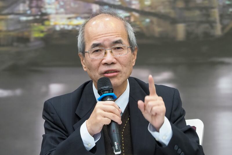 香港資深政治評論員劉銳紹預測，「兩會」將不會公布突破性政策，經濟方面將以舊瓶裝新酒呈現。（鍾廣政攝）