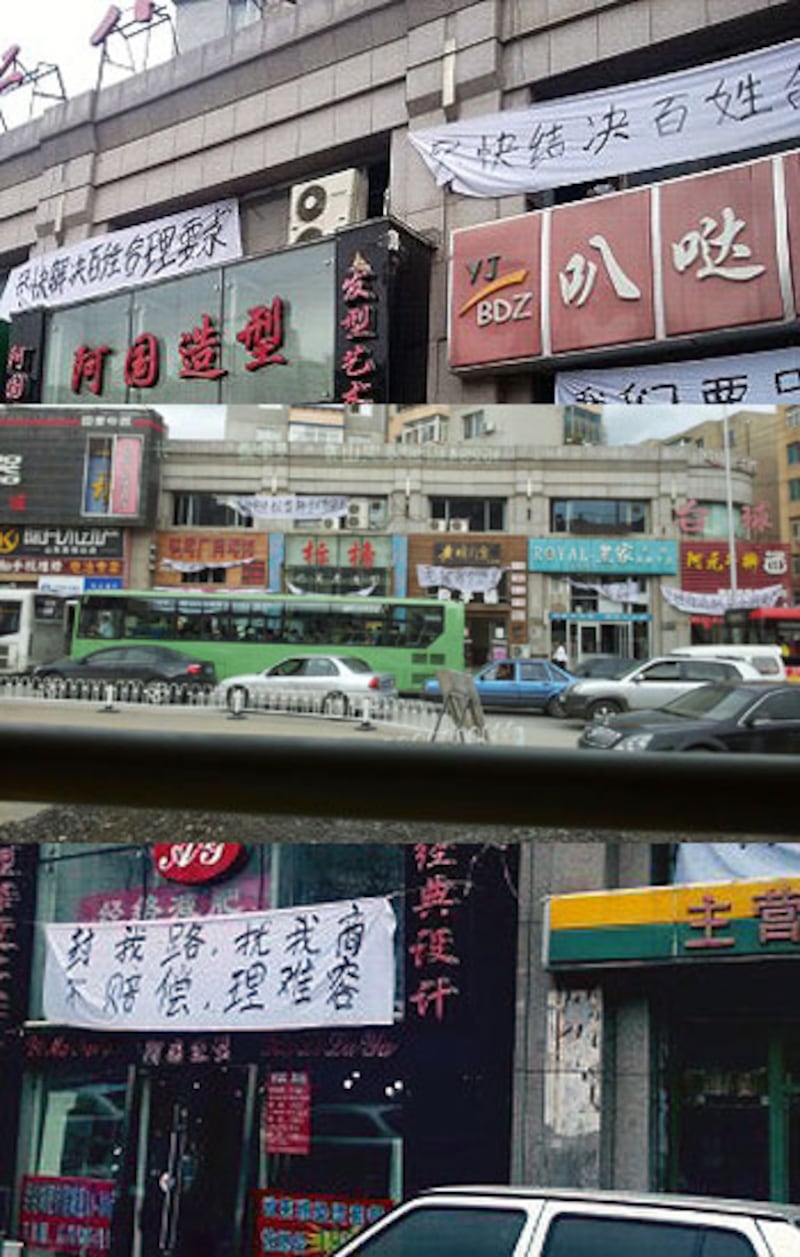 遼寧省大連市甘井子區商業街，進行地鐵工程封路，原來三排的車道只開放一排，令交通嚴重擠塞。數十商戶的生意受地鐵工程影響，政府拒絕賠償，商戶掛起抗議橫幅。（照片由不願透露姓名商戶提供）