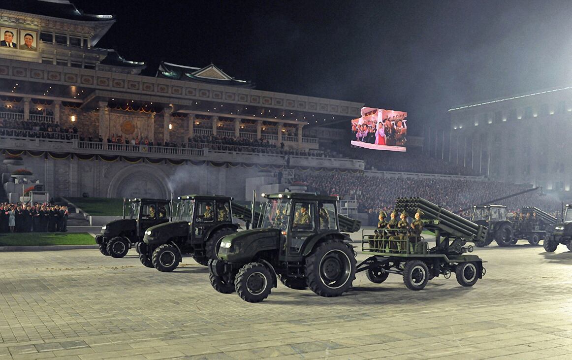 북한이 정권수립 기념일('9·9절') 73주년을 맞아 자정에 남쪽의 예비군 격인 노농적위군과 경찰 격인 사회안전무력의 열병식을 진행했다고 조선중앙통신이 9일 보도했다. 열병식에서는 농기계인 트랙터도 122㎜ 방사포와 불새 대전차미사일 등을 싣고 행진했다.