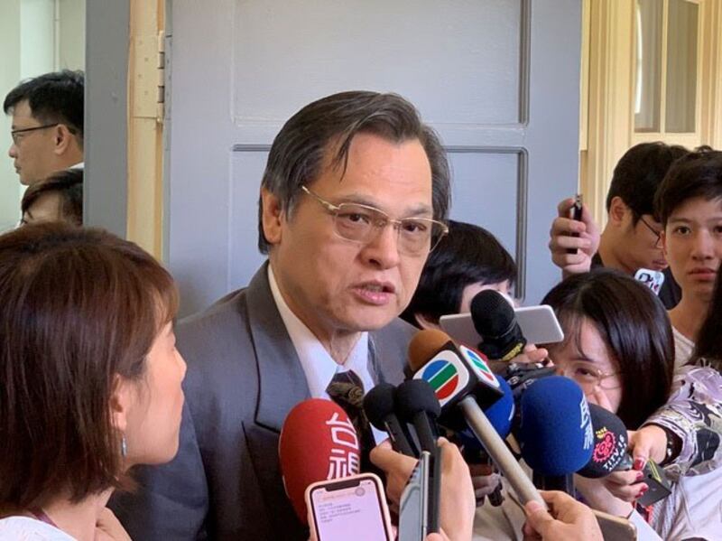 陆委会主委陈明通批评中国把旅客当政策工具。(记者 黄春梅摄)