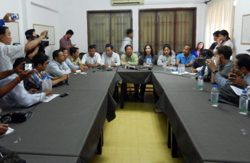 សហជីព​កម្មករ​ធំៗ​ចំនួន​៩ ពិភាក្សា​ពី​ការ​ស្នើសុំ​ដំឡើង​ប្រាក់​ខែ​គោល​របស់​កម្មករ នៅ​ថ្ងៃ​ទី​២ ខែ​ធ្នូ ឆ្នាំ​២០១៣។