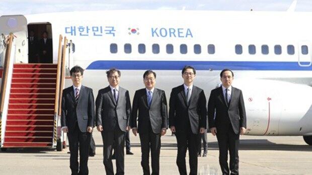 사진은 지난 3월 5일 정의용 청와대 국가안보실장을 수석특사로 하는 문재인 대통령의 대북 특사단이 북한을 방문하기 위해 서울공항에 도착, 특별기 앞에서 기념 촬영 하는 모습. 왼쪽부터 윤건영 청와대 국정상황실장. 서훈 국정원장, 정의용 국가안보실장, 천해성 통일부 차관, 김상균 국정원 2차장. 