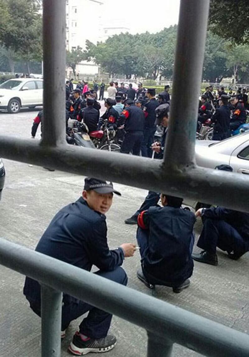 12月28日，廠方僱來大批人員未能成功搶走貨物後，在廠房外面聚集。（罷工員工提供）