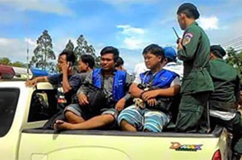 កម្លាំងនគរបាលខេត្តកោះកុង ឃាត់ខ្លួនមន្ត្រីសង្គមស៊ីវិល អ្នកកាសែត សកម្មជនការពារបរិស្ថាន និងតំណាងសហគមន៍ បញ្ជូនទៅសួរចម្លើយនៅស្នងការដ្ឋាននគរបាលខេត្តកោះកុង កាលពីព្រឹកថ្ងៃទី២ ខែកញ្ញា ឆ្នាំ២០១៥។