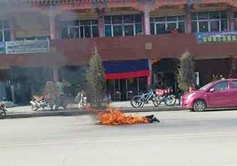 10月23日多杰仁青在縣武裝部前自焚身亡，他滿身火焰，倒在地上。（照片由自由西藏提供）